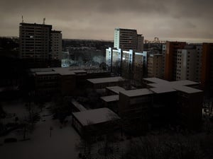 Ein Viertel im Dunkeln, von Ferne ist das Licht des Nothilfepunktes der Behörden zu sehen.