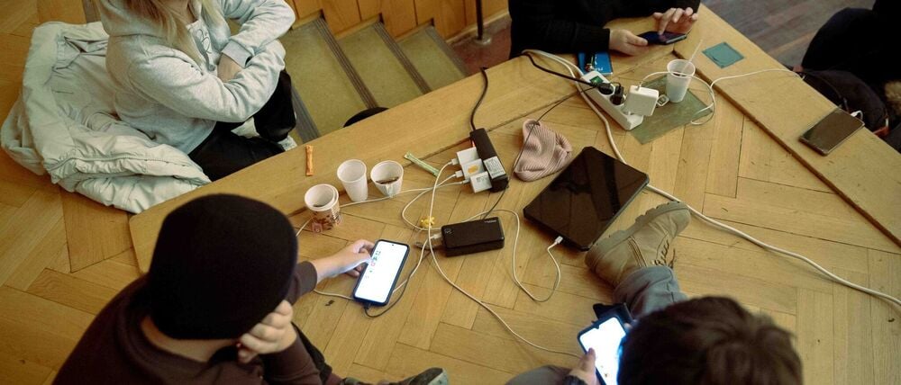 Um ihre Mobiltelefone aufzuladen, kommen Einwohner der vom Stromausfall betroffenen Gebiete im Südwesten Berlin ins Rathaus Zehlendorf.