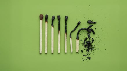 Abgebrannte Streichhölzer als Symbol für einen Burn-out (Illustration).