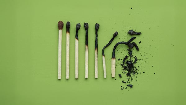 Abgebrannte Streichhölzer als Symbol für einen Burn-out (Illustration).