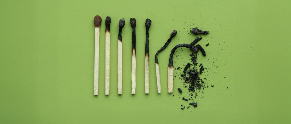 Abgebrannte Streichhölzer als Symbol für einen Burn-out (Illustration).