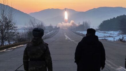 Staatschef Kim Jong Un lässt in Pjöngjang, Nordkorea Testflüge von Hyperschallraketen durchführen.