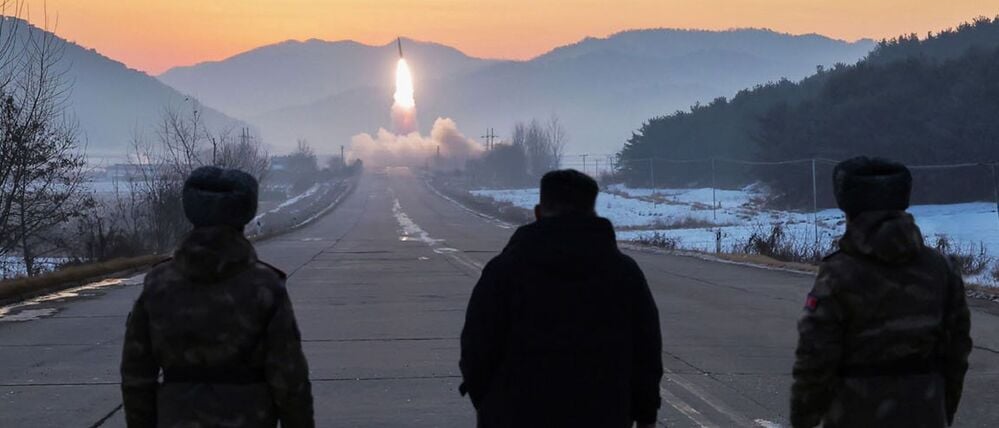 Staatschef Kim Jong Un lässt in Pjöngjang, Nordkorea Testflüge von Hyperschallraketen durchführen.