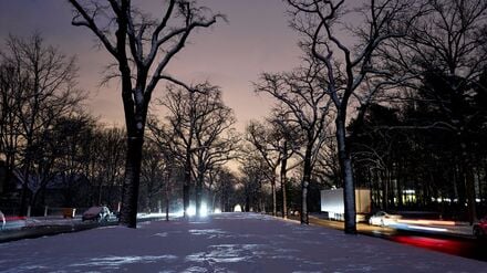 Ein Bild des Stromausfalls in Berlin: Allein die Scheinwerfer der Fahrzeuge scheinen in der Potsdamer Chaussee, die wegen des Stromausfalls im Südwesten Berlins ohne Straßenbeleuchtung und Strom in den Häusern völlig unbeleuchtet war.