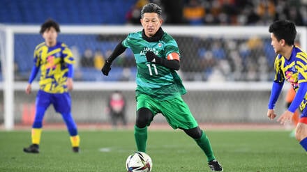 Kazuyoshi Miura besticht immer noch durch Dynamik und eine enge Ballführung.