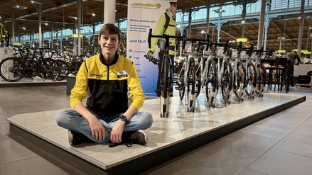 Damien (19) ist im zweiten Jahr seiner Ausbildung zum Kaufmann im Einzelhandel in der Fahrradwelt bei Zweirad-Center Stadler.