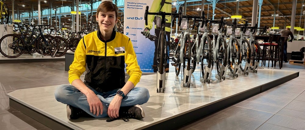 Damien (19) ist im zweiten Jahr seiner Ausbildung zum Kaufmann im Einzelhandel in der Fahrradwelt bei Zweirad-Center Stadler.