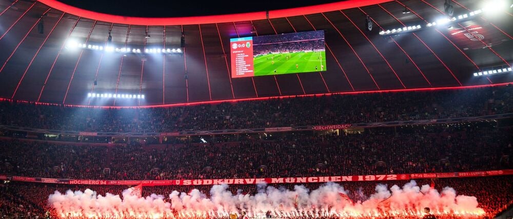 Fans des FC Bayern München zünden Pyrotechnik im Fanblock. (Archivbild)