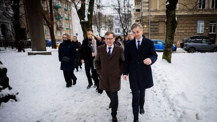 Hochsymbolisch hat Außenminister Johann Wadephul am Montag mit seinem Amtskollegen Kestutis Budrys das Museum über die Zeit der russischen Besatzung und des litauischen Freiheitskampfes  in Vilnius besucht.
