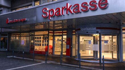 Die Sparkassen-Filiale, deren Schließfächer ausgeräumt wurden, bleibt vorerst geschlossen. (Archivbild)
