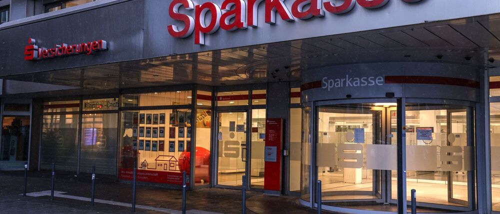 Die Sparkassen-Filiale, deren Schließfächer ausgeräumt wurden, bleibt vorerst geschlossen. (Archivbild)