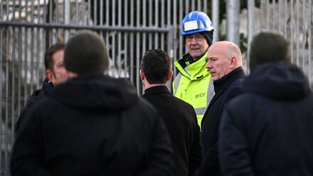 Berlins Regierender Bürgermeister Kai Wegner (CDU) besuchte mehrere Baustellen, an denen an der Wiederherstellung der Stromversorgung gearbeitet wird.  