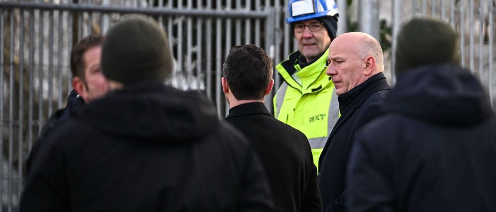 Berlins Regierender Bürgermeister Kai Wegner (CDU) besuchte mehrere Baustellen, an denen an der Wiederherstellung der Stromversorgung gearbeitet wird.  