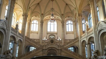 Vier junge Männer müssen sich nach einem Überfall auf einen Geldtransporter mit Millionenbeute unter anderem wegen versuchten Mordes und schweren Raubes verantworten. (Foto Illustration) 