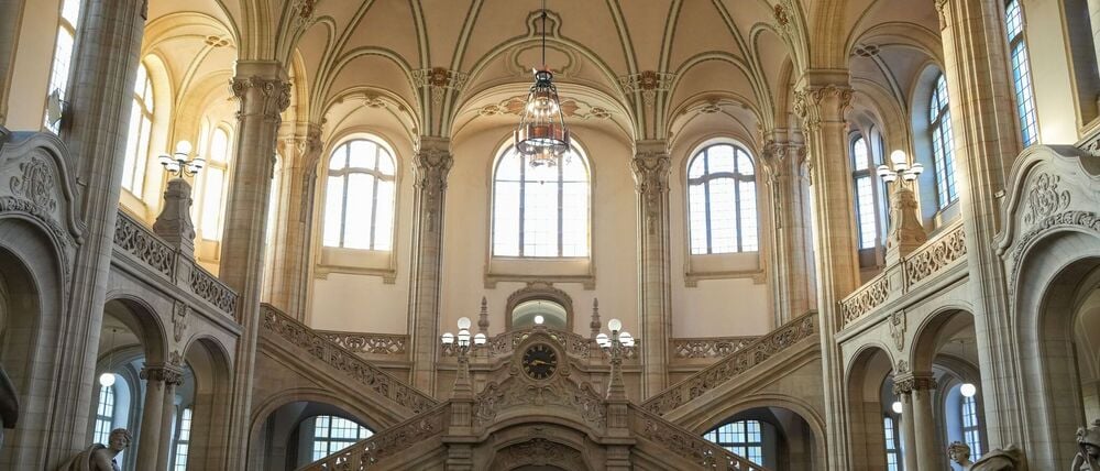 Vier junge Männer müssen sich nach einem Überfall auf einen Geldtransporter mit Millionenbeute unter anderem wegen versuchten Mordes und schweren Raubes verantworten. (Foto Illustration) 