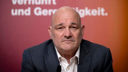Robert Crumbach, Finanzminister, nun parteilos.
