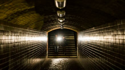 Auch in der Unterführung am Bahnhof Wannsee blieb es aufgrund des Stromausfalls dunkel.