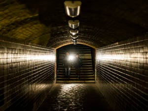 Auch in der Unterführung am Bahnhof Wannsee blieb es aufgrund des Stromausfalls dunkel. 