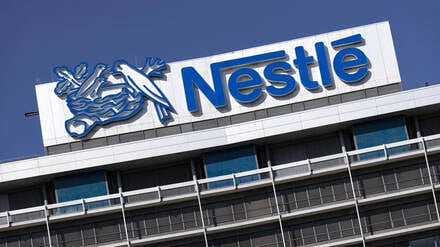 Nestlé-Logo auf dem Dach der Deutschlandzentrale (Symbolbild).