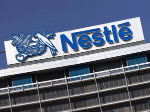Nestlé-Logo auf dem Dach der Deutschlandzentrale (Symbolbild).