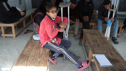 Bewohner Gazas warten in einer Klinik, die von Ärzte ohne Grenzen betrieben wird, auf Behandlung.