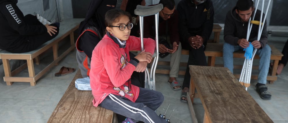 Bewohner Gazas warten in einer Klinik, die von Ärzte ohne Grenzen betrieben wird, auf Behandlung. 