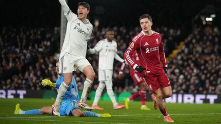 Florian Wirtz (re.) jubelte nicht mal bei seinem Treffer gegen Fulham. Nachdem doch nicht auf Abseits entschieden worden war, holte er das aber nach.