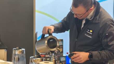 Im Supermarkt an der Potsdamer Chaussee können sich Kunden kostenlos mit heißem Wasser versorgen.