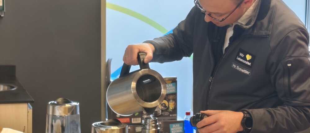 Im Supermarkt an der Potsdamer Chaussee können sich Kunden kostenlos mit heißem Wasser versorgen.