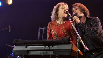 Sie halten zusammen wie Blitz und Donner: Kate Hudson und Hugh Jackman in „Song Sung Blue“.