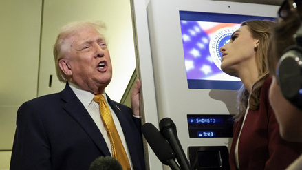 US-Präsident Donald Trump spricht am 4. Januar 2026 an Bord der Air Force One auf dem Weg von Florida zur Joint Base Andrews in Maryland, USA, mit Reportern.