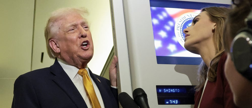 US-Präsident Donald Trump spricht am 4. Januar 2026 an Bord der Air Force One auf dem Weg von Florida zur Joint Base Andrews in Maryland, USA, mit Reportern.