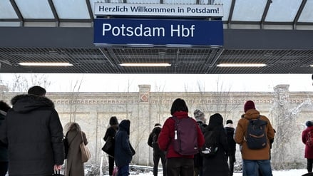 Fahrgäste warten am Potsdamer Hauptbahnhof. Der Regionalverkehr Richtung Berlin läuft wieder, die S-Bahn fährt mit ausgedünntem Takt.