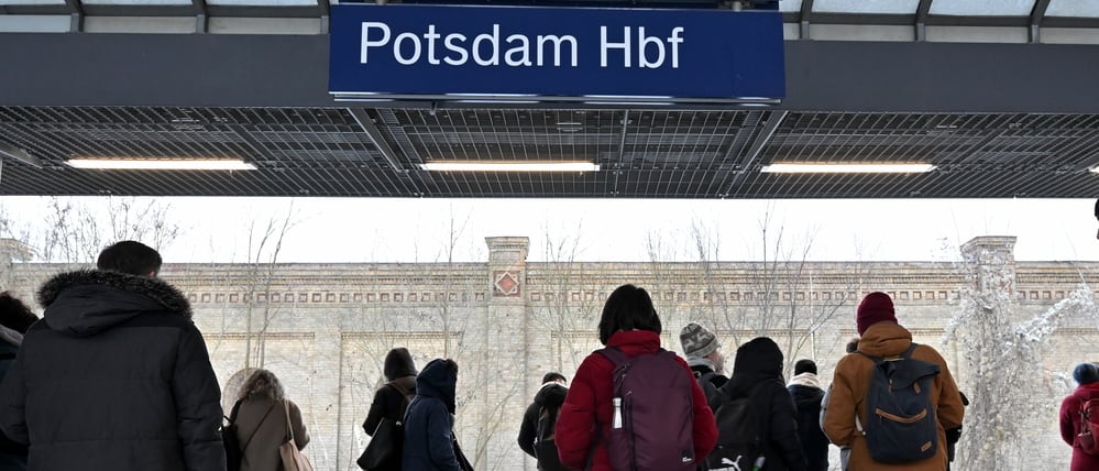 Fahrgäste warten am Potsdamer Hauptbahnhof. Der Regionalverkehr Richtung Berlin läuft wieder, die S-Bahn fährt mit ausgedünntem Takt.