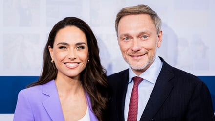 Das Ehepaar Franca Lehfeldt, Autorin und Journalistin, und Christian Lindner (FDP), damaliger Bundesminister der Finanzen, kommt zur Bertelsmann Party in die Bertelsmann Repräsentanz. Bald bekommen der Politiker Christian Lindner und seine Frau Franca Lehfeldt ein Baby. (zu dpa: «Baby von Lindner und Lehfeldt ist da») +++ dpa-Bildfunk +++