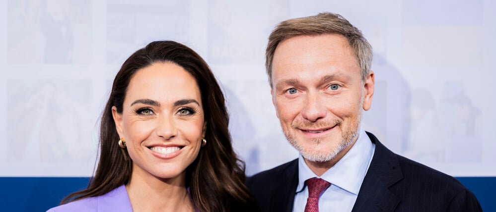 Das Ehepaar Franca Lehfeldt, Autorin und Journalistin, und Christian Lindner (FDP), damaliger Bundesminister der Finanzen, kommt zur Bertelsmann Party in die Bertelsmann Repräsentanz. Bald bekommen der Politiker Christian Lindner und seine Frau Franca Lehfeldt ein Baby. (zu dpa: «Baby von Lindner und Lehfeldt ist da») +++ dpa-Bildfunk +++