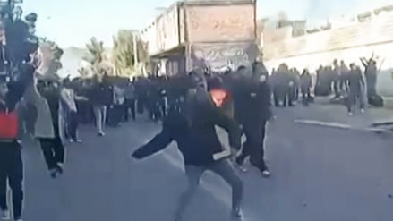 Demonstranten in der iranischen Stadt Fasa attackieren ein Regierungsgebäude.