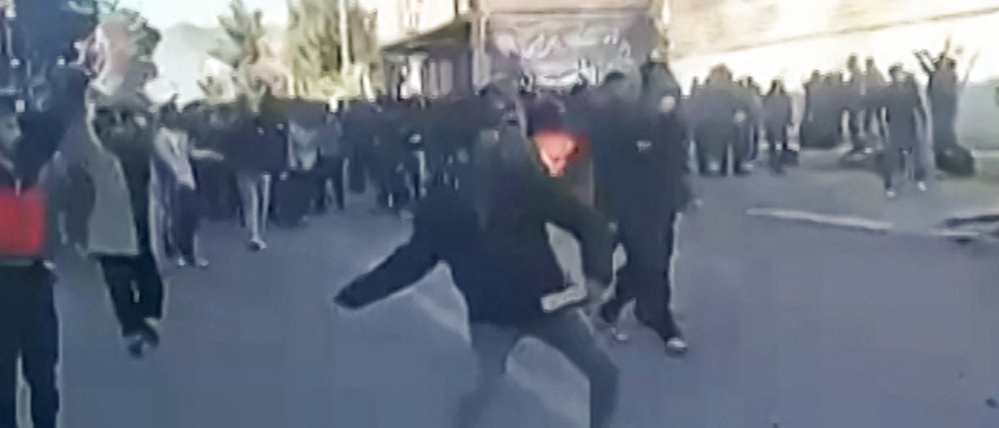 Demonstranten in der iranischen Stadt Fasa attackieren ein Regierungsgebäude.