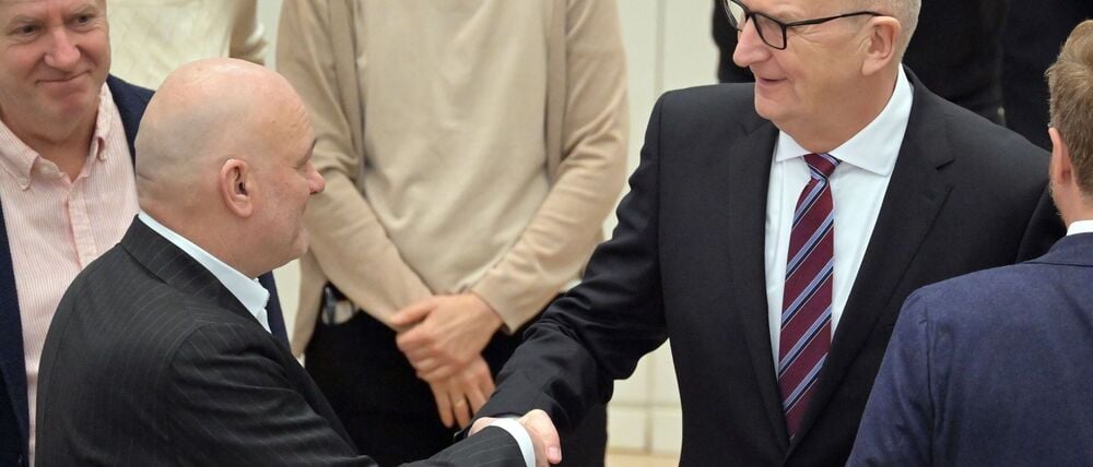 Brandenburgs Finanzminister Robert Crumbach (l) ist aus dem BSW ausgetreten, bleibt aber Minister (Archivbild).