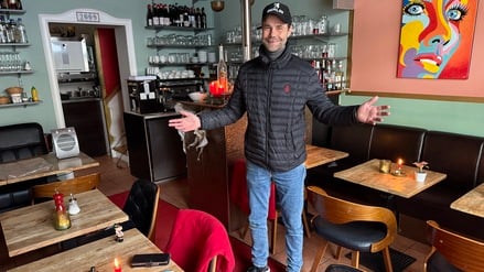 Dirk Hilbig widersteht mit seinem Café Schlacht dem Stromausfall.