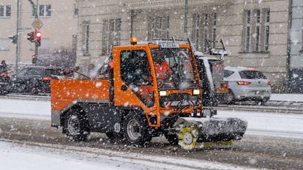 Räumfahrzeug fährt durch Potsdam.