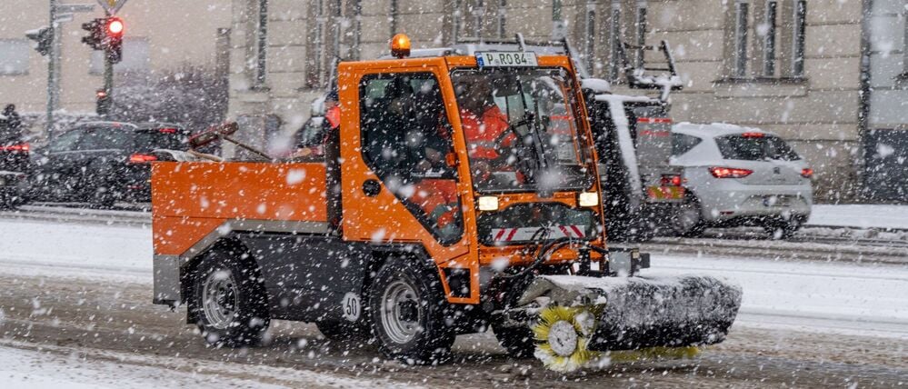 Räumfahrzeug fährt durch Potsdam. 