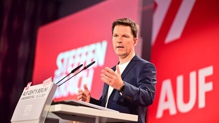 SP-Spitzenkandidat Steffen Krach macht dem Regierenden Bürgermeister Kai Wegner (CDU) Vorwürfe. (Archivbild)