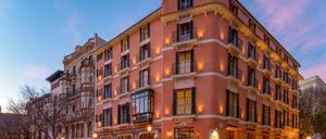 Der Stadtpalast, in dem sich das Hotel befindet, liegt daran am zentralen Plaza de Cort.