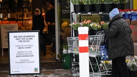 Supermärkte bieten Anwohnern der vom Stromausfall betroffenen Kieze an, ihre Handys aufzuladen und Tee zu kochen.