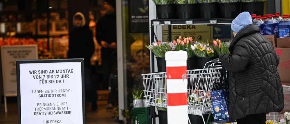 Supermärkte bieten Anwohnern der vom Stromausfall betroffenen Kieze an, ihre Handys aufzuladen und Tee zu kochen.