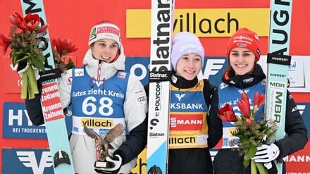 In Villach auf dem Podest: Lisa Eder (l), Nika Prevc (M) und Selina Freitag (r).