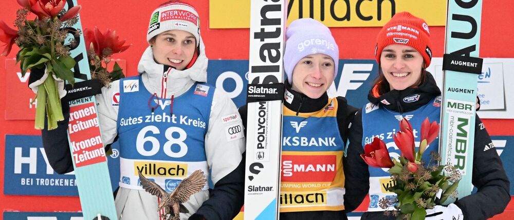 In Villach auf dem Podest: Lisa Eder (l), Nika Prevc (M) und Selina Freitag (r).
