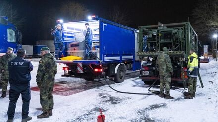 Die Bundeswehr hilft seit Montagabend in Berlin bei der Betankung von Notstromaggregaten.
