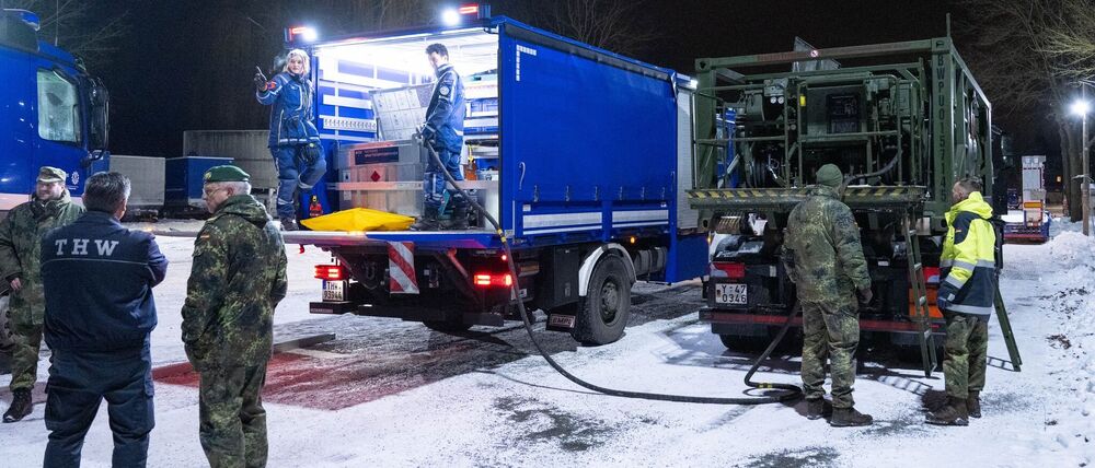 Die Bundeswehr hilft seit Montagabend in Berlin bei der Betankung von Notstromaggregaten.    